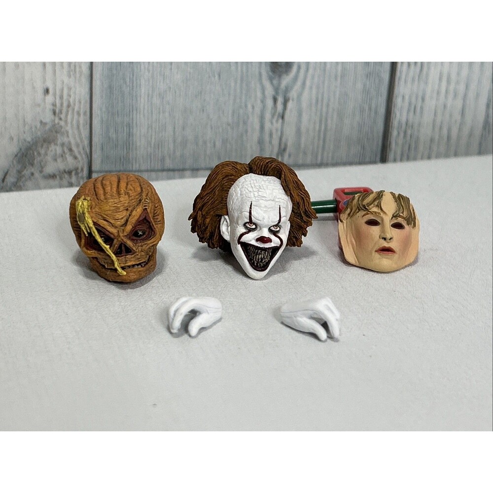Neca Fodder Heads. Sam and Pennywise plus hands and other.